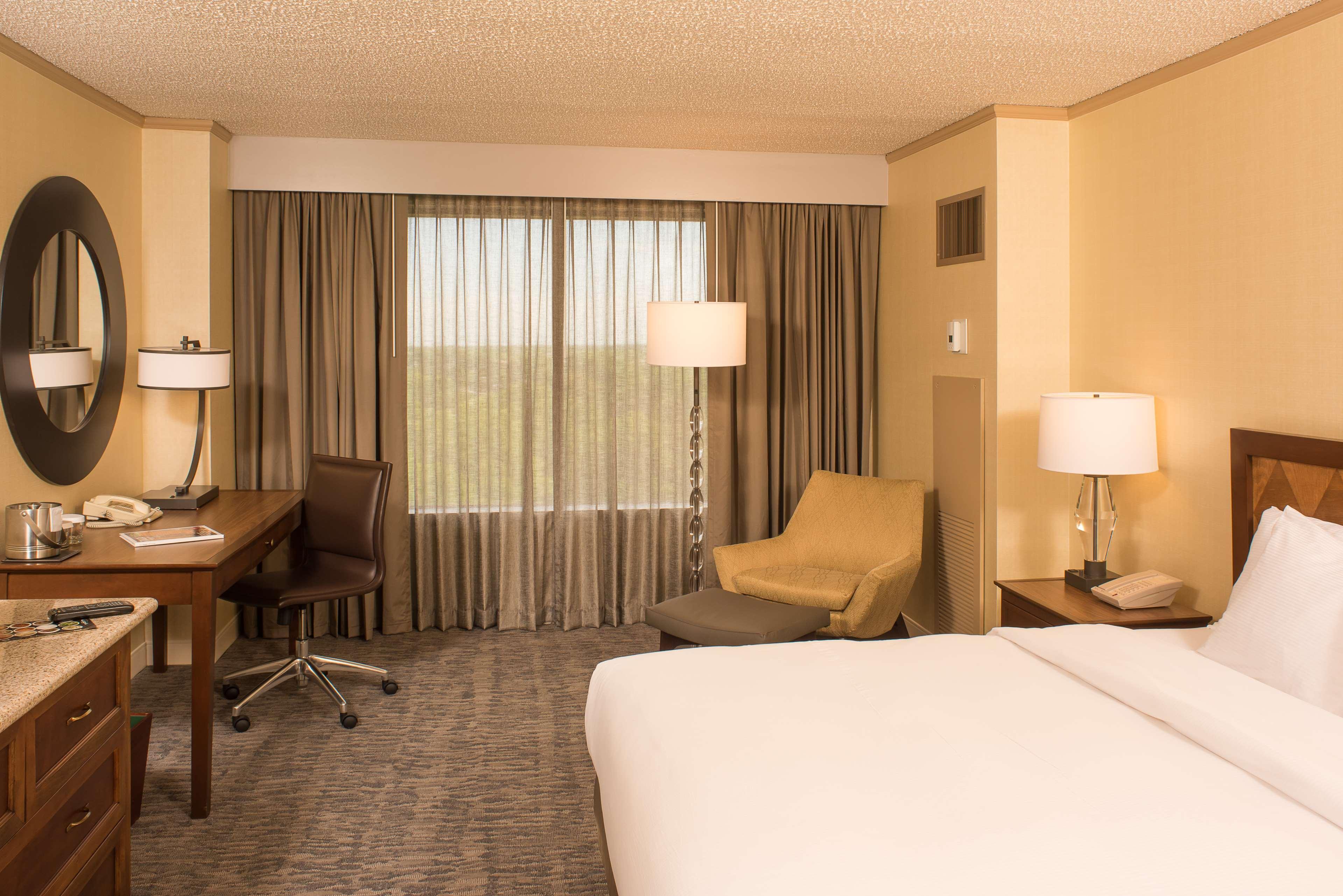 Doubletree By Hilton Tulsa At Warren Place Extérieur photo
