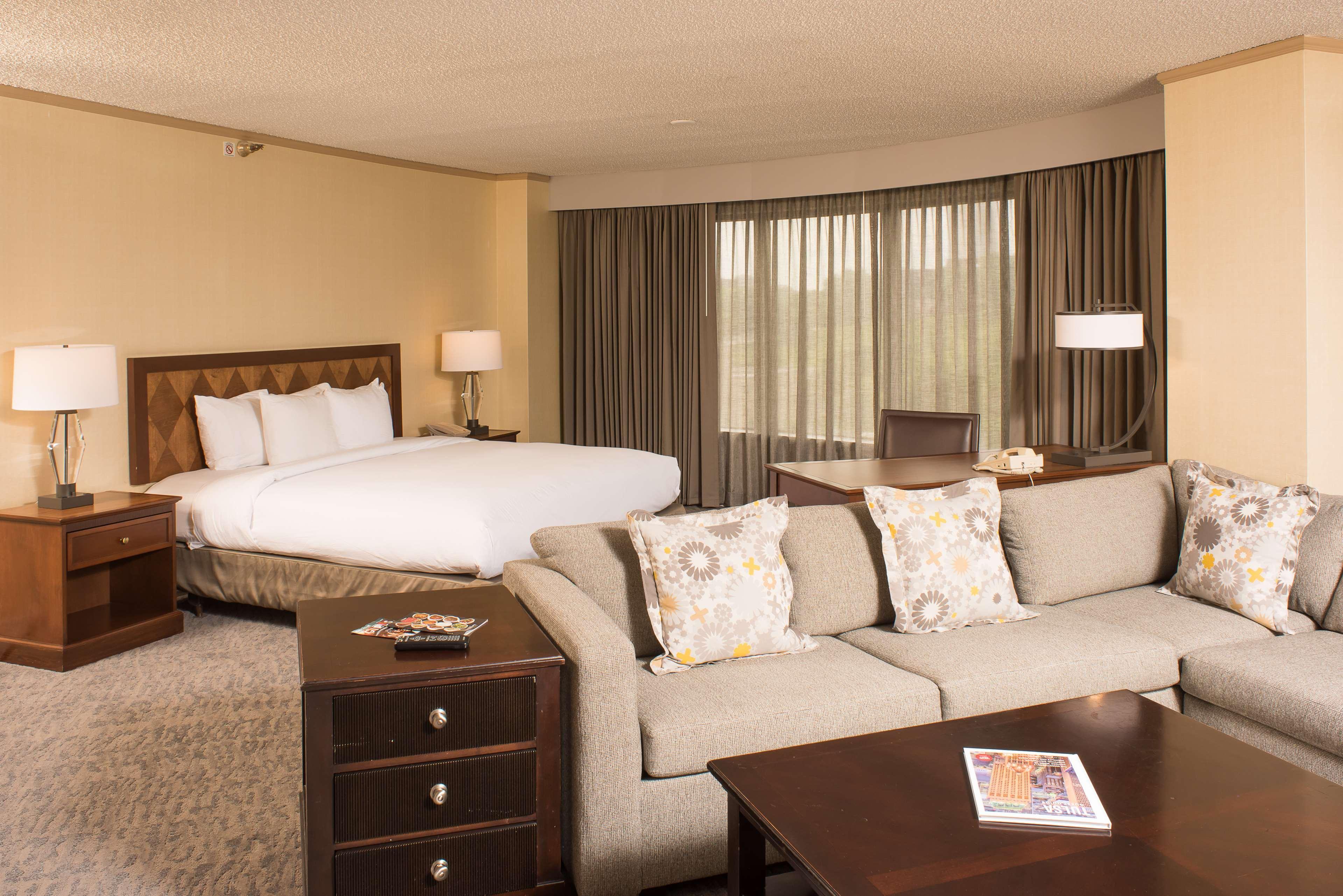 Doubletree By Hilton Tulsa At Warren Place Extérieur photo