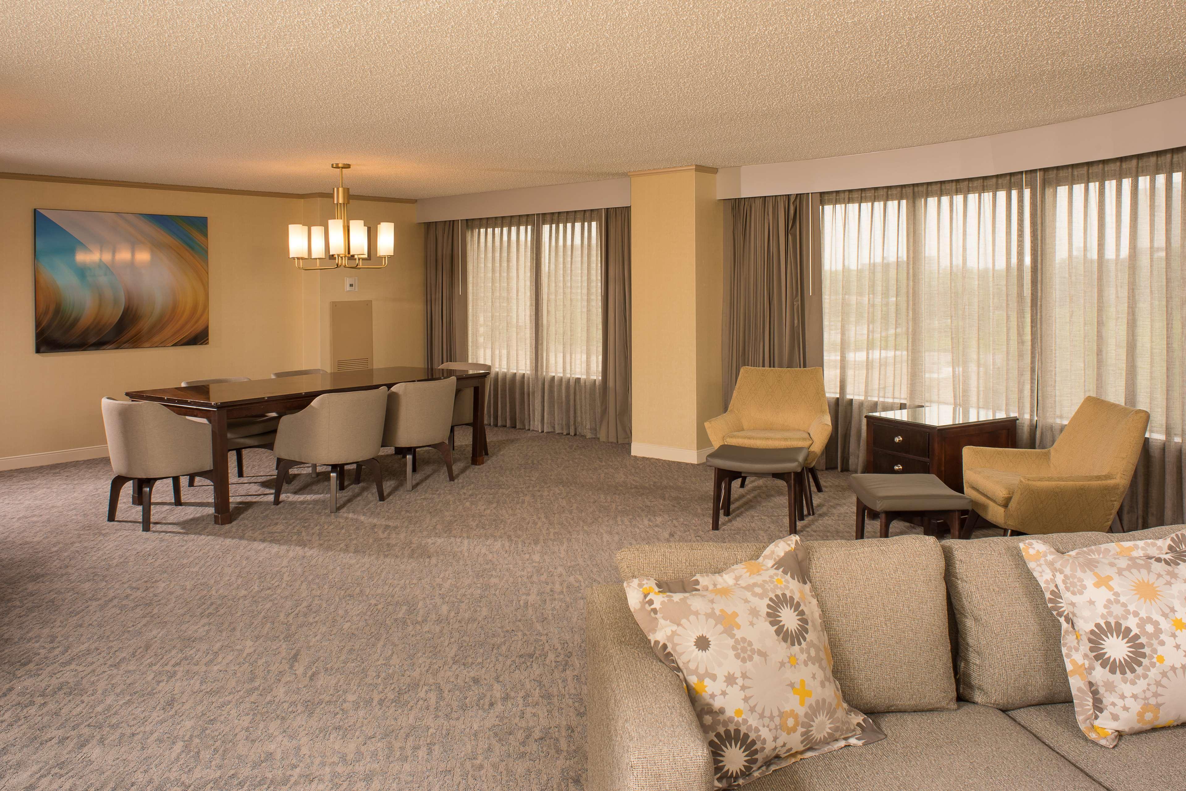 Doubletree By Hilton Tulsa At Warren Place Extérieur photo