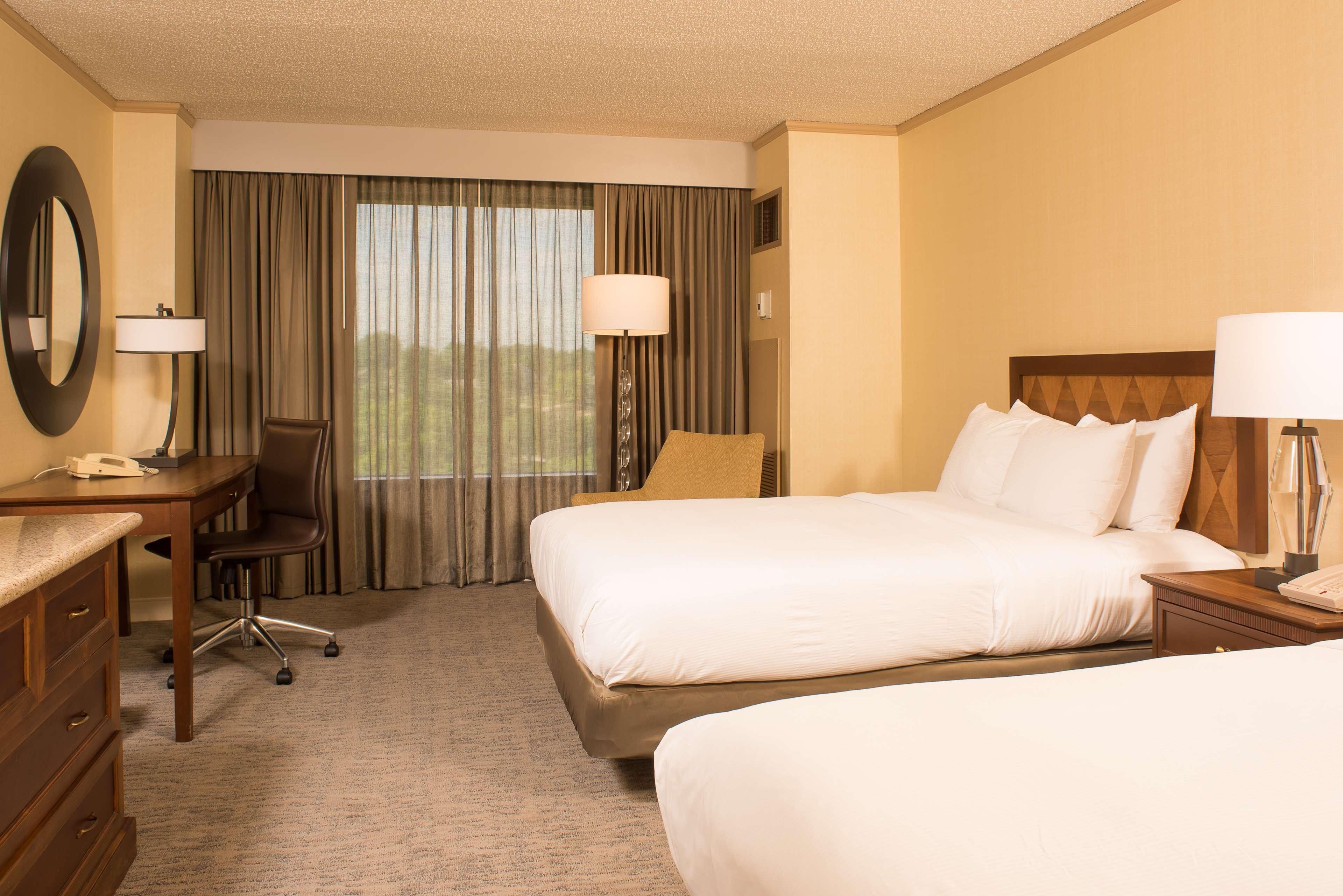 Doubletree By Hilton Tulsa At Warren Place Extérieur photo