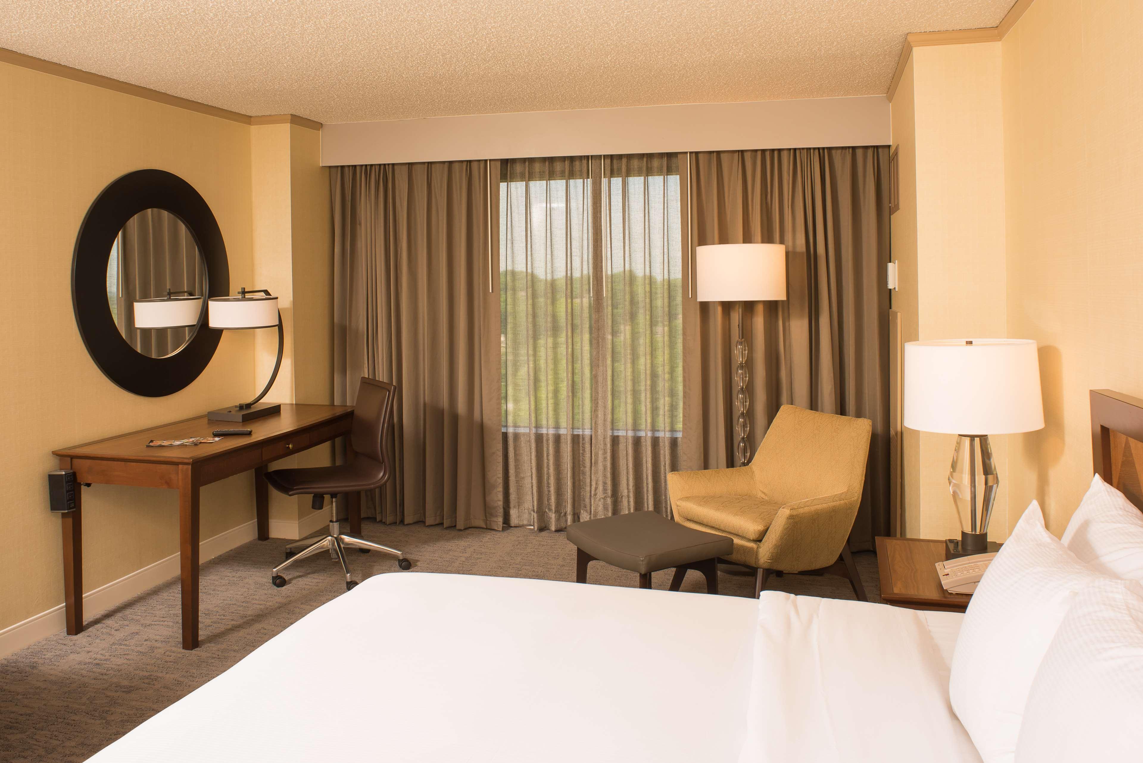 Doubletree By Hilton Tulsa At Warren Place Extérieur photo