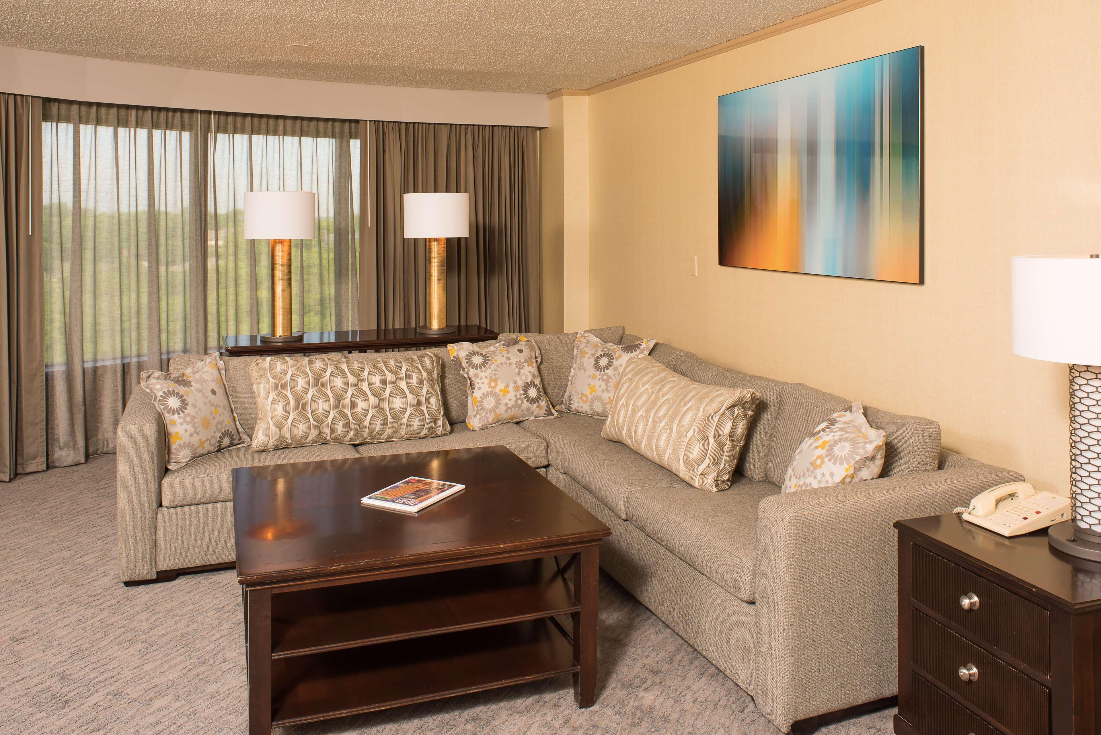 Doubletree By Hilton Tulsa At Warren Place Extérieur photo