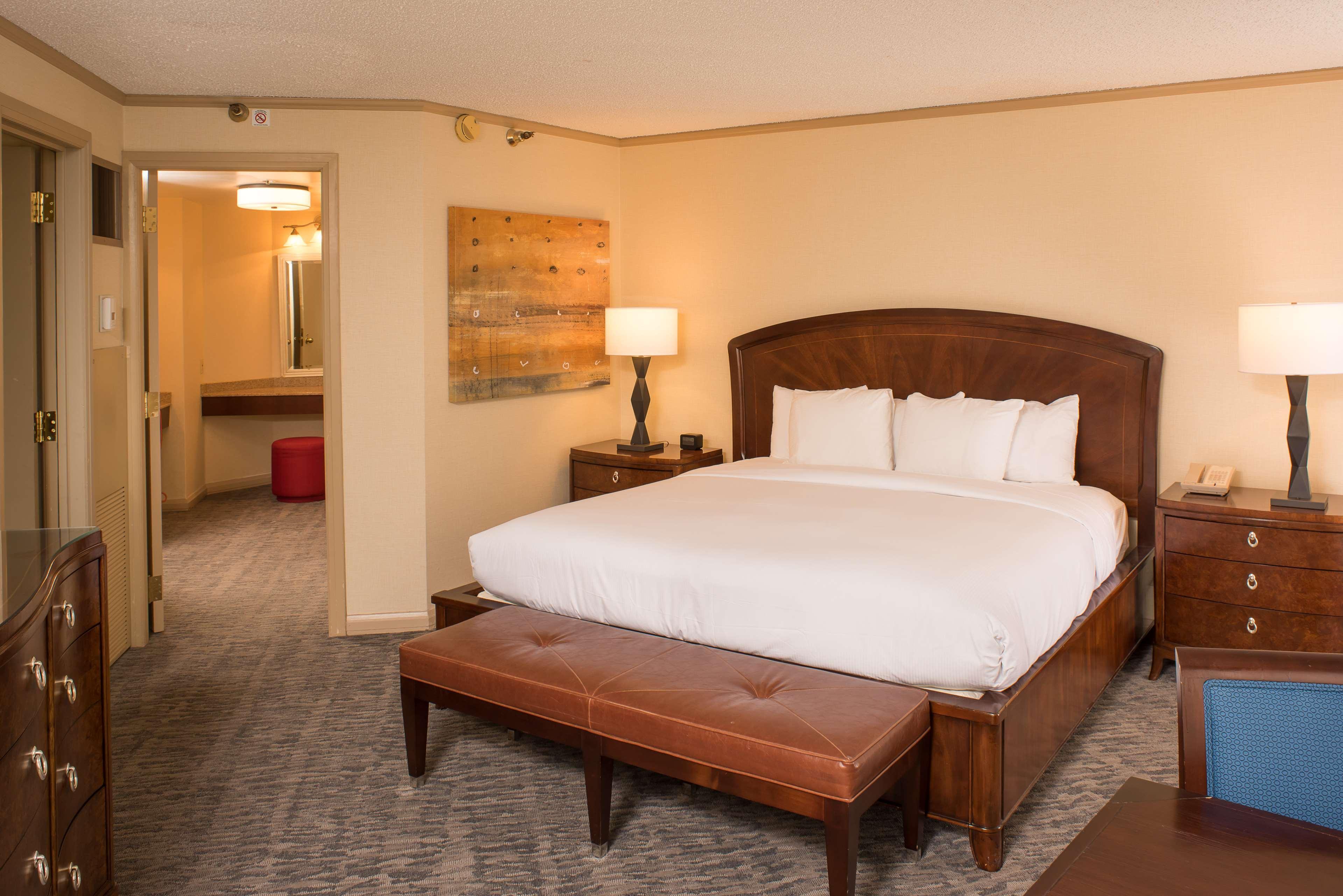 Doubletree By Hilton Tulsa At Warren Place Extérieur photo