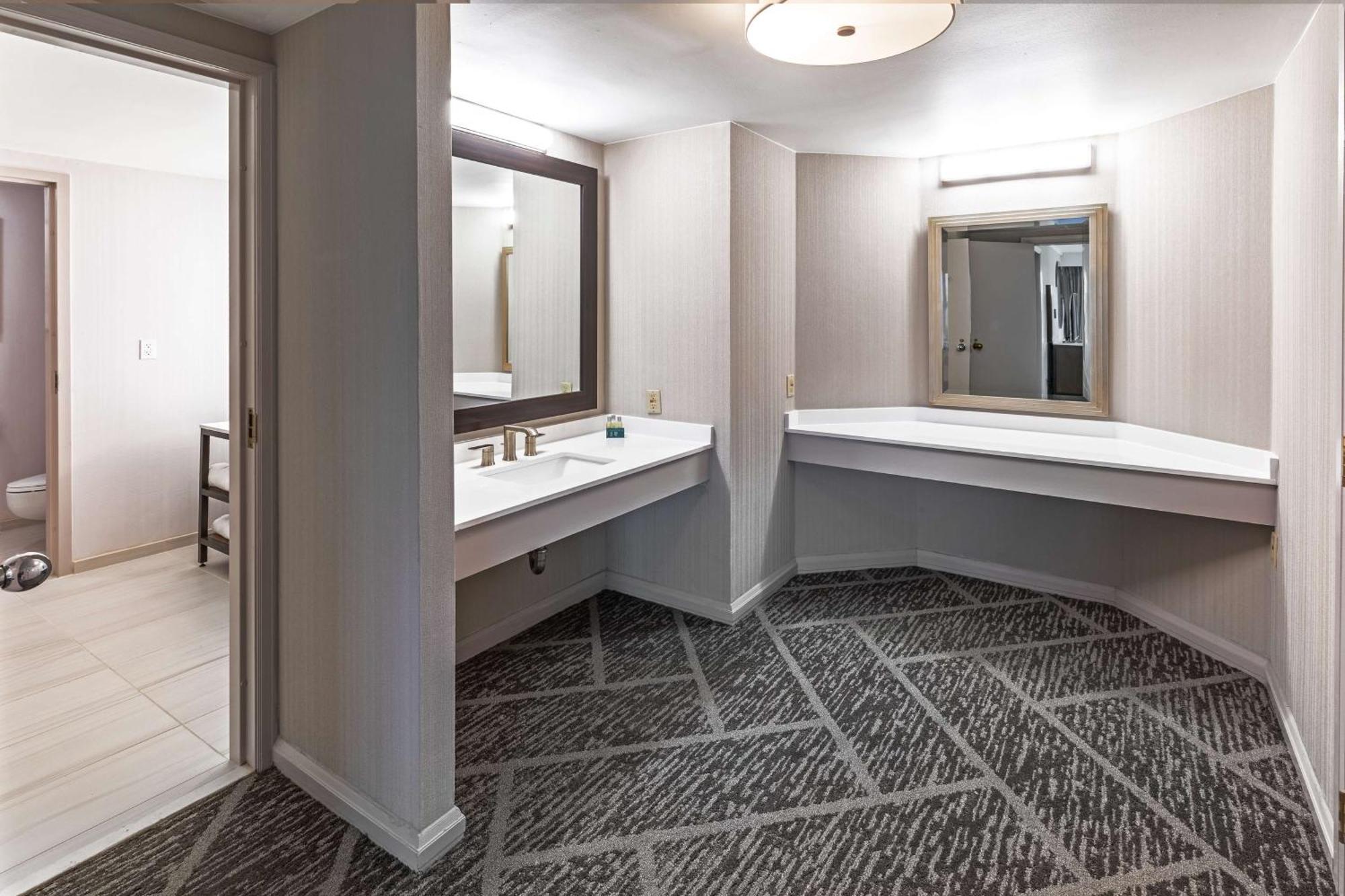 Doubletree By Hilton Tulsa At Warren Place Extérieur photo