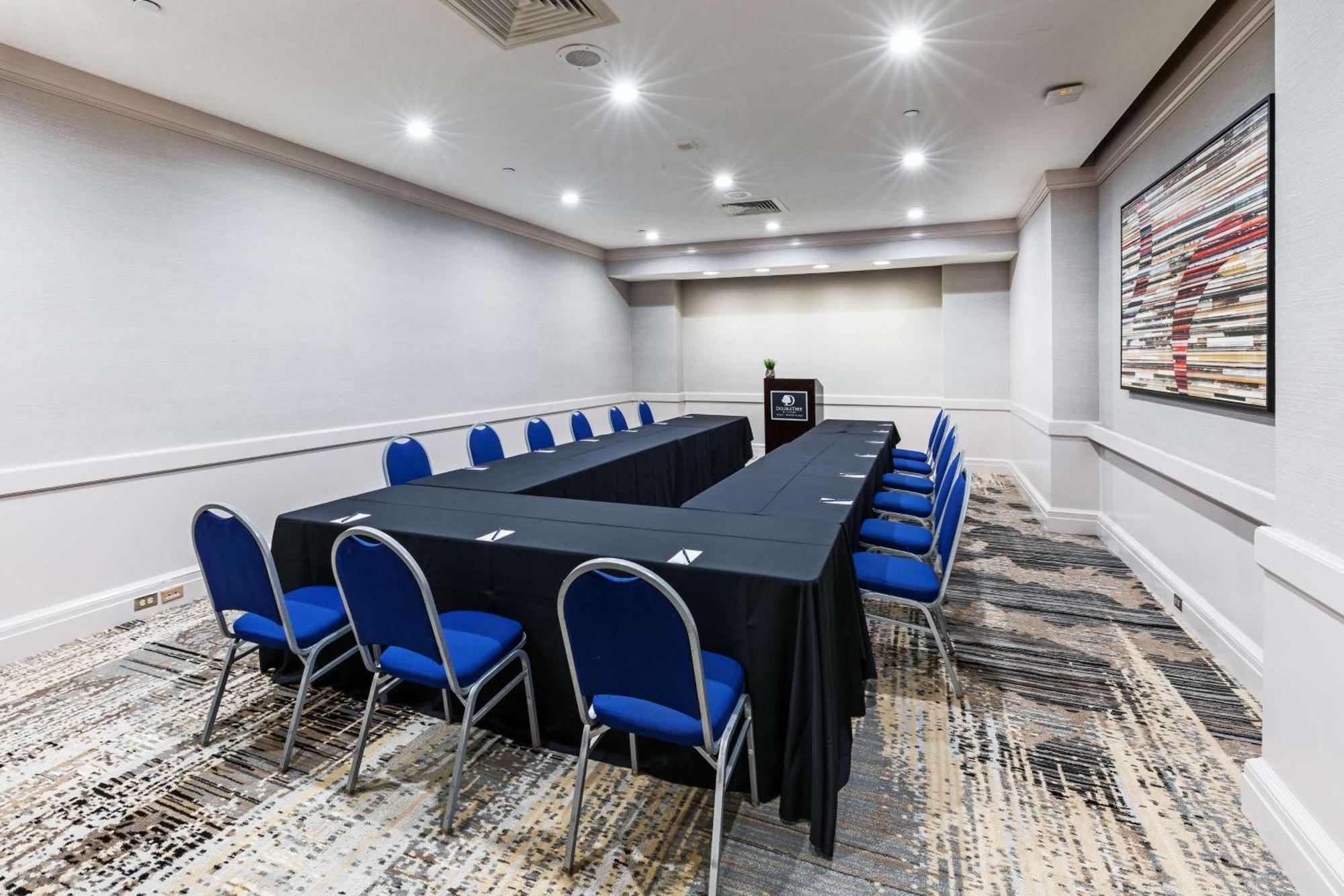 Doubletree By Hilton Tulsa At Warren Place Extérieur photo